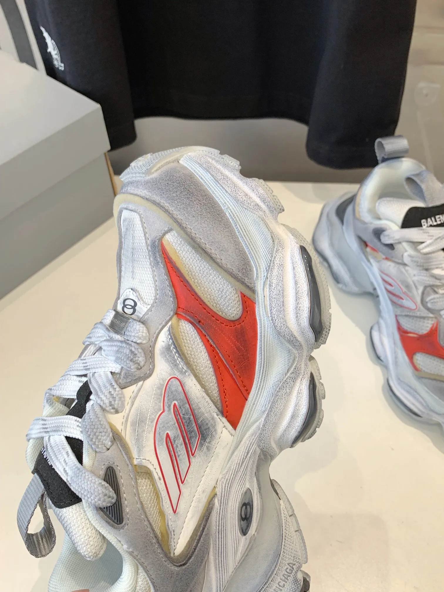 👟👟Ex-factory price 820👟👟 Paris 5XL correct version Balenciaga CARGO 23ss catwalk style 🔺 ℹ️The distressing process is done by hand. The degree of distress, scratch size and range of each shoe has a certain difference, which is normal. The upper is filled with high-density imported sponge, and the tongue is embroidered with Balenciaga words, as well as small engraving details. This plaque is developed by a separate mold, and there is 3M reflective material on the side. The three-dimensional logo and size mark on the heel, accessories dust bag and included shoelaces are upgraded and thickened shoe boxes. They are all made of original files and original lasts. CNC developed 1:1 proportion weight. Original EVA environmentally friendly deodorizing ring type insole. Newly developed 7-layer private mold. Combined anti-slip outsole. Information ℹ️ A large version design that has become more popular in recent years. This cargo is fatter than 3xl. It has a very good wrapping feel and is also very retro and fashionable. The sole is definitely very wear-resistant. Size: 35 -46